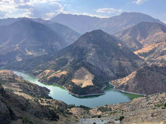SARIGÜZEL BARAJI VE ÇEVRESİNDEKİ DAĞLAR MANZARASIYLA HAYRAN BIRAKIYOR