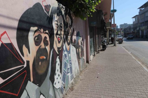 ADANA’NIN SİNEMA SOKAĞI ZİYARETÇİLERİNİ GEÇMİŞE GÖTÜRÜYOR
