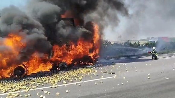 OTOYOLDA FECİ KAZA: TIR ALEV ALDI, 1 KİŞİ HAYATINI KAYBETTİ