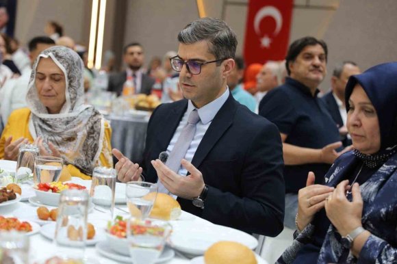 AK PARTİ ADANA’DA 25. KURULUŞ YIL DÖNÜMÜ COŞKUSU