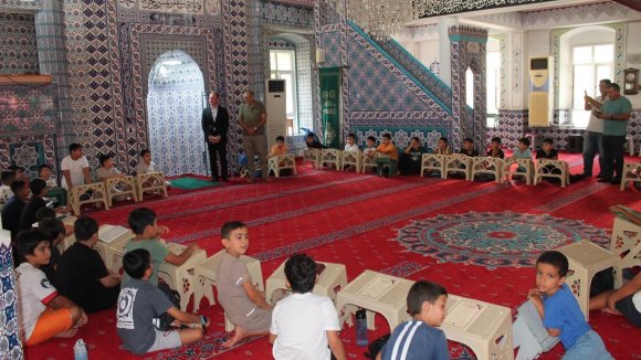 ERZİN’DE ÇOCUKLAR YAZ AYLARINI KURAN KURSUNDA EĞİTİM ALARAK GEÇİRİYORLAR