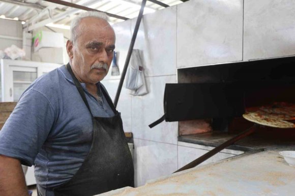 KAVURUCU SICAKTA OCAK BAŞINDA ZORLU MESAİYİ SÜRDÜREN FIRINCILAR GÜNDE 5 LİTREYİ BULAN SU TÜKETİYORLAR