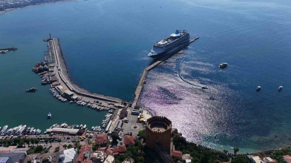 LÜKS KRUVAZİYER BİN 807 TURİST İLE ALANYA İSKELESİNE DEMİR ATTI