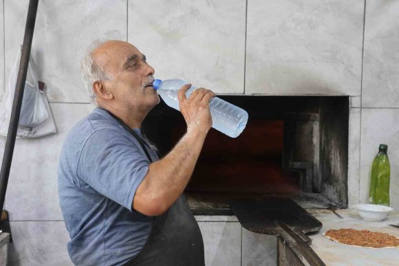 KAVURUCU SICAKTA OCAK BAŞINDA ZORLU MESAİYİ SÜRDÜREN FIRINCILAR GÜNDE 5 LİTREYİ BULAN SU TÜKETİYORLAR