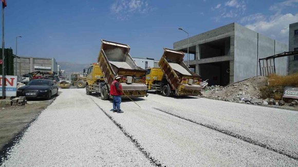 KAHRAMANMARAŞ BÜYÜKŞEHİR BELEDİYESİ’NDEN YENİ SANAYİ SİTESİ’NDE ASFALT MESAİSİ