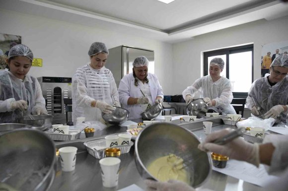 MERSİN’İN TESCİLLİ KAN PORTAKALI MUTFAK ATÖLYESİNDE İŞLENDİ