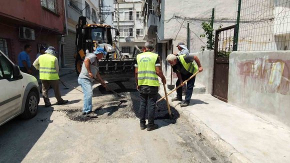 AKDENİZ’DE BOZULAN YOLLAR İÇİN EKİPLER SAHADA