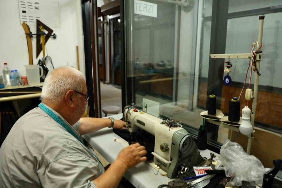 60 YILLIK TERZİ TARİHİ KAYBOLAN MESLEĞİNİ ANLATTI: "BU SANATI YAPACAK 10 USTA ÇIKMAZ"