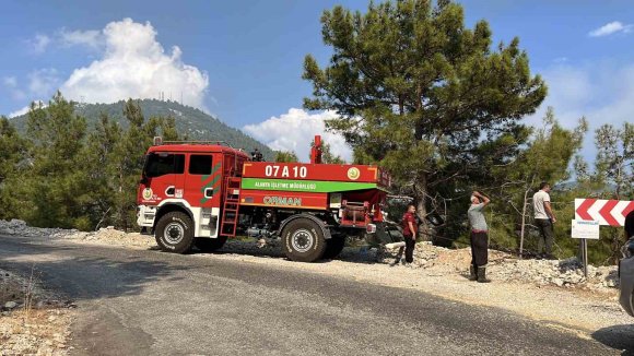 ANTALYA’DA İKİ İLÇEDE ÇIKAN ORMAN YANGININA MÜDAHALE EDİLİYOR