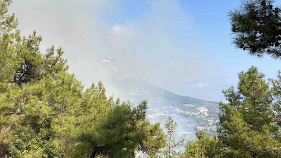 ANTALYA’DA İKİ İLÇEDE ÇIKAN ORMAN YANGININA MÜDAHALE EDİLİYOR
