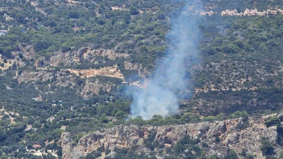 KAŞ’TA MAKİLİK ALANDA ÇIKAN YANGIN SÖNDÜRÜLDÜ