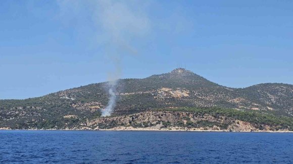 KAŞ’TA MAKİLİK ALANDA ÇIKAN YANGIN SÖNDÜRÜLDÜ