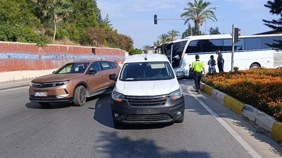 HAFİF TİCARİ ARAÇLA ÇARPIŞAN MOTOSİKLETLİ YARALANDI
