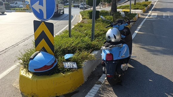 HAFİF TİCARİ ARAÇLA ÇARPIŞAN MOTOSİKLETLİ YARALANDI