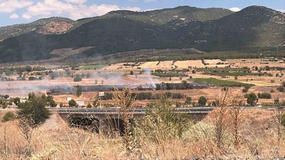 BURDUR’DA 20 DÖNÜMLÜK OTLUK ALANDA YANGIN