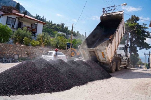KOZAN BELEDİYESİ’NDEN 11 MAHALLEDE DEV YOL ATAĞI