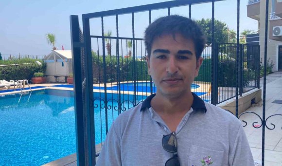 BOĞULMAK ÜZERE OLAN ÇOCUĞU HAVUZ GÖREVLİSİ KURTARDI