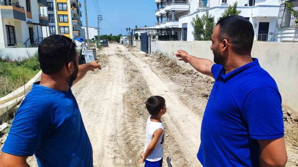 ASKİ YAPMAYINCA, VATANDAŞLAR KANALİZASYON HATTINI KENDİ İMKANLARIYLA DÖŞEDİ