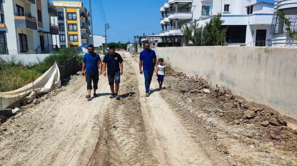 ASKİ YAPMAYINCA, VATANDAŞLAR KANALİZASYON HATTINI KENDİ İMKANLARIYLA DÖŞEDİ