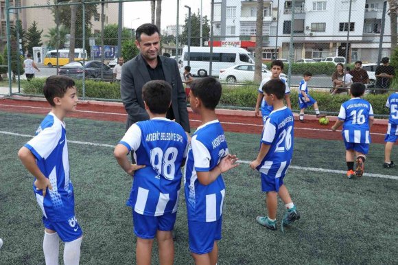 AKDENİZLİ YÜZLERCE ÇOCUK SPORLA GELECEĞE HAZIRLANIYOR