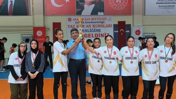 YAZ KUR’AN KURSLARI DOLU DOLU TAMAMLANDI