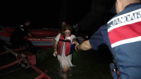SU SEVİYESİ YÜKSELİNCE ADACIKTA MAHSUR KALAN GENÇ KIZ KURTARILDI