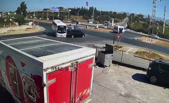 TUR MİDİBÜSÜNÜN KAZA ANI GÜVENLİK KAMERASINDA