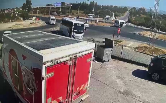 TUR MİDİBÜSÜNÜN KAZA ANI GÜVENLİK KAMERASINDA
