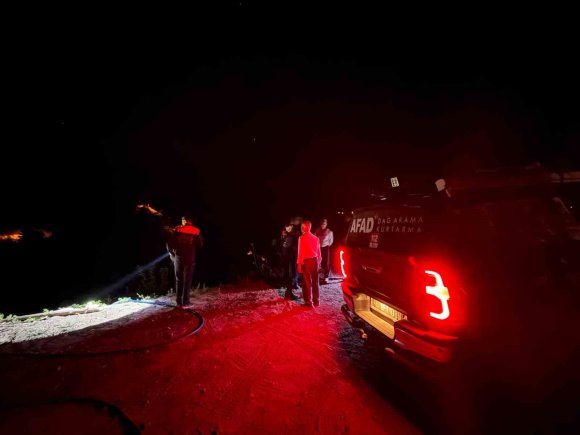 KAHRAMANMARAŞ’TA ARAÇTA MAHSUR KALAN BABA VE KIZI KURTARILDI
