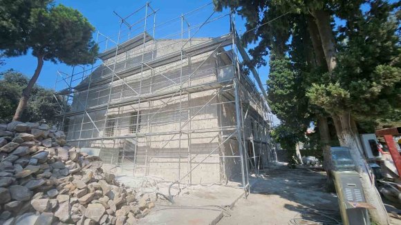 DEPREMDE HASAR GÖREN 441 YILLIK İSKENDERUN AZİZ CORC RUM ORTODOKS KİLİSESİ FOTOĞRAFLARDAN YOLA ÇIKILARAK ORİJİNAL HALİYLE RESTORE EDİLİYOR