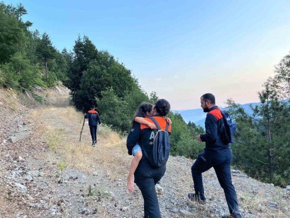 KAHRAMANMARAŞ’TA ARAÇTA MAHSUR KALAN BABA VE KIZI KURTARILDI