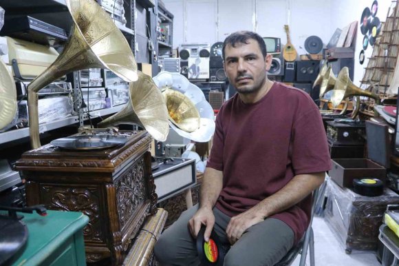 ASIRLIK GRAMOFONLARI HAYATA DÖNDÜREREK TARİHİN SESİNİ YAŞATIYOR