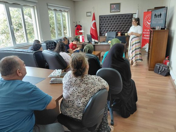 ADANA’DA ’ENGELLİ EVDE BAKIM HİZMETİ’NDEN FAYDALANAN AİLELERE EĞİTİM