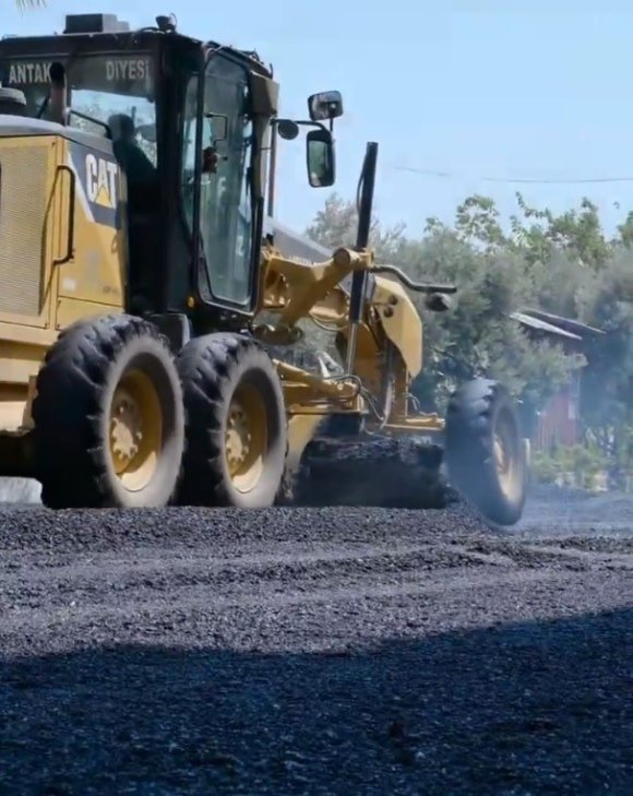 ANTAKYA’DA AKASYA VE GÜZELBURÇ MAHALLELERİNDE YOLLAR ASFALTLANDI