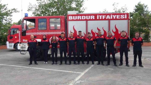 BURDUR’DA HAYAT KURTARAN NOT: ARACIN MOTOR KISMINA GİREN YAVRU KEDİ KURTARILDI