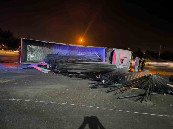 DÖRTYOL’DA DEMİR YÜKLÜ TIR DEVRİLDİ