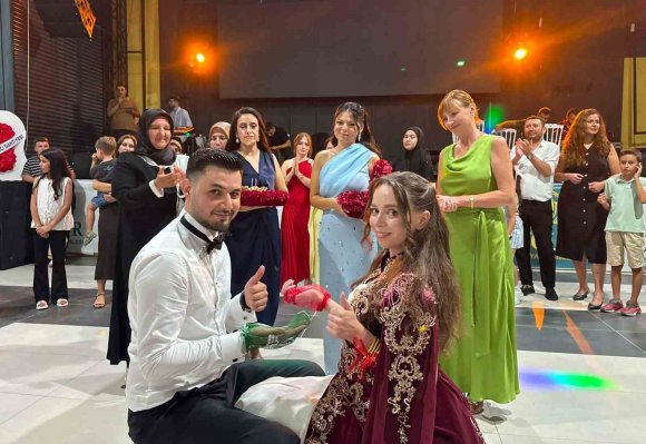 POLONYALI JULİA İLE MUSTAFA’NIN BAKLAVAYLA BAŞLAYAN AŞKI DÜĞÜN PASTASIYLA TAÇLANDI