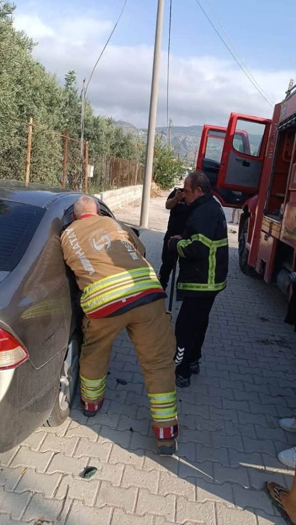 SAMANDAĞ’DA ARAÇTA KİLİTLİ KALAN ÇOCUK KURTARILDI