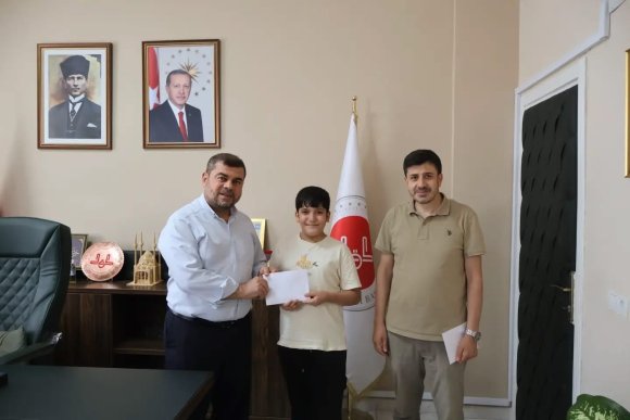 HATAY’DA "YAZ KUR’AN KURSU HİKÂYEM" YARIŞMASINDA DERECEYE GİREN ÖĞRENCİLER ÖDÜLLENDİRİLDİ