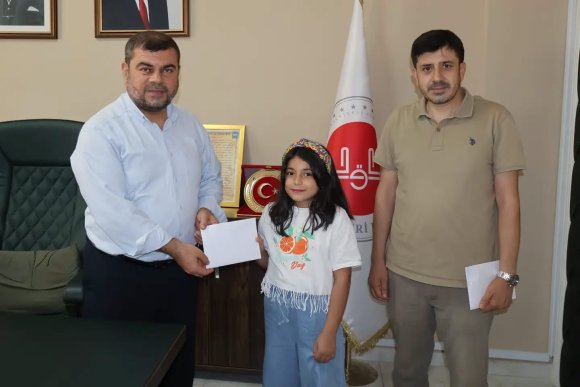 HATAY’DA "YAZ KUR’AN KURSU HİKÂYEM" YARIŞMASINDA DERECEYE GİREN ÖĞRENCİLER ÖDÜLLENDİRİLDİ