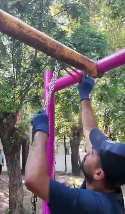 ANTAKYA’DAKİ PARKLARDA BAKIM VE YENİLEME ÇALIŞMALARI SÜRÜYOR