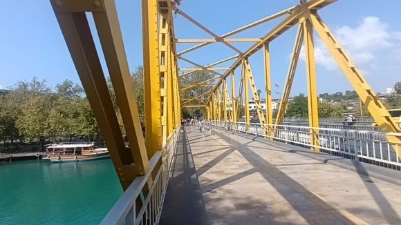 SICAKTAN BUNALAN ÇOCUKLARIN MANAVGAT IRMAĞI’NDA TEHLİKELİ SERİNLİĞİ