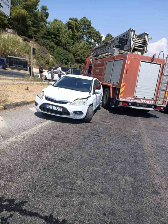 MANAVGAT’TA İKİ OTOMOBİL ÇARPIŞTI: 1 YARALI
