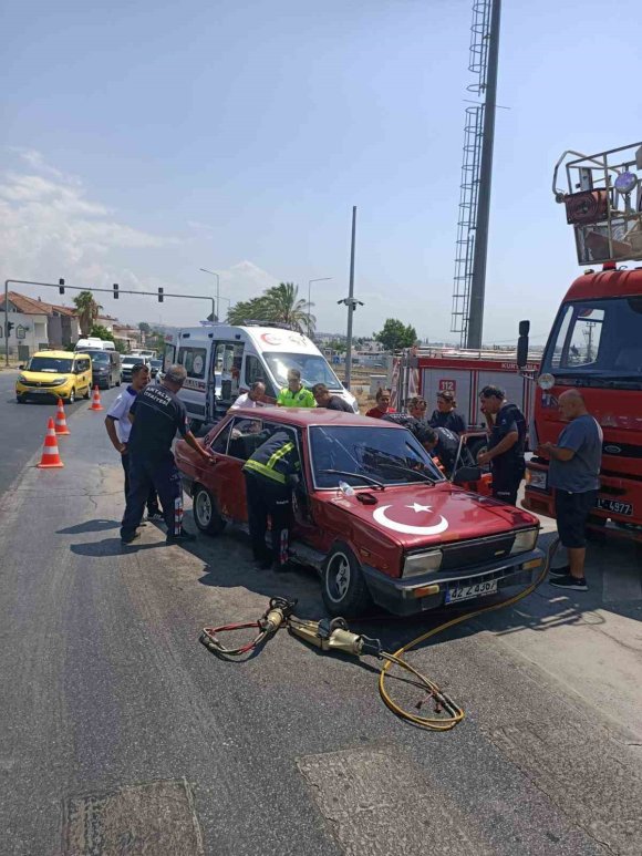 MANAVGAT’TA İKİ OTOMOBİL ÇARPIŞTI: 1 YARALI