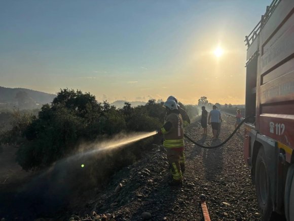 ARSUZ’DA BAHÇE YANGINI GENİŞ ALANA SİRAYET ETMEDEN SÖNDÜRÜLDÜ