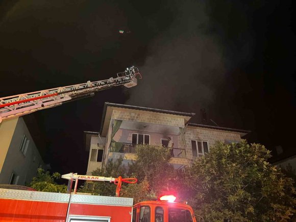 BURDUR’DA 3 KATLI BİNADA YANGIN KORKUTTU