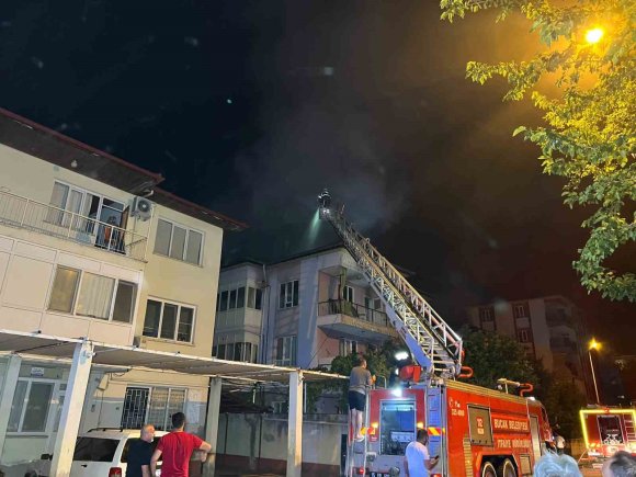 BURDUR’DA 3 KATLI BİNADA YANGIN KORKUTTU