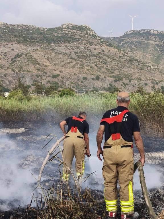 SAMANDAĞ’DA BAHÇE YANGINI BÜYÜMEDEN SÖNDÜRÜLDÜ