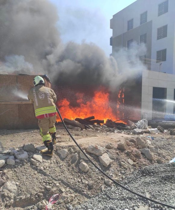 ANTAKYA’DA İNŞAAT MALZEMELERİ VE KULÜBE ALEVLERE TESLİM OLDU