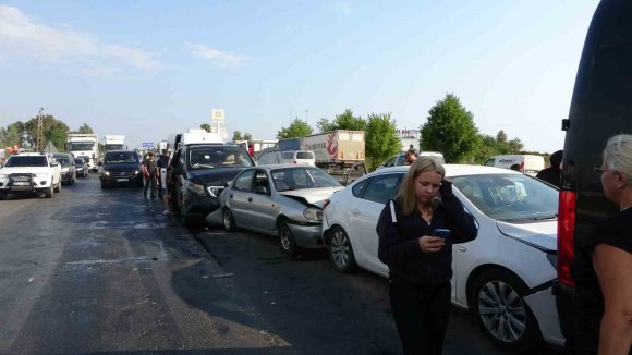 ANTALYA’DA FECİ KAZADA ORTALIK SAVAŞ ALANINA DÖNDÜ: 17 YARALI